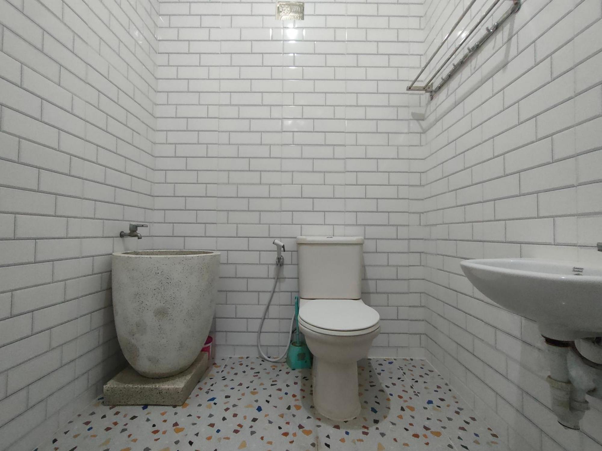 Hotel Tjahaja Baroe Syariah Mitra Reddoorz At Dukuh Kupang Surabaja Exteriér fotografie