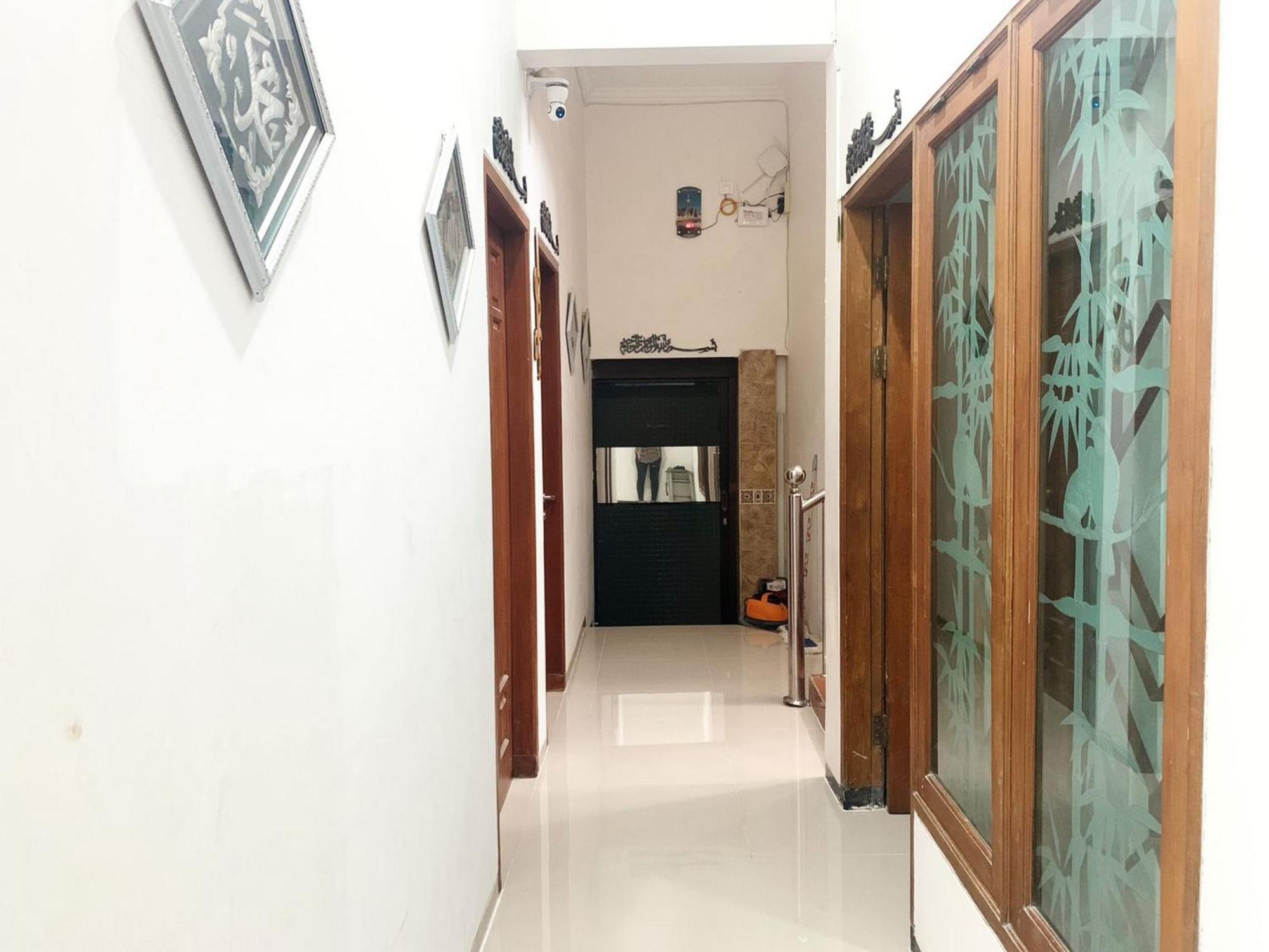 Hotel Tjahaja Baroe Syariah Mitra Reddoorz At Dukuh Kupang Surabaja Exteriér fotografie
