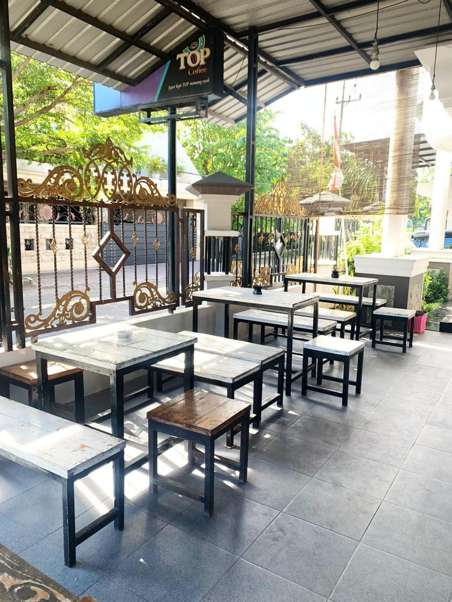 Hotel Tjahaja Baroe Syariah Mitra Reddoorz At Dukuh Kupang Surabaja Exteriér fotografie